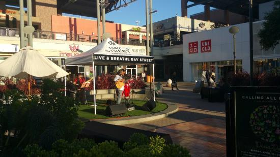 Bay Street Alışveriş Merkezi