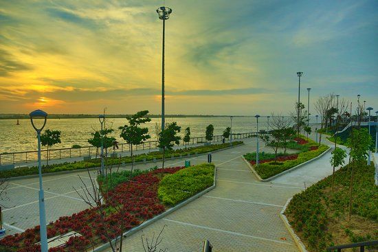 Gran Malecon Puerta de Oro
