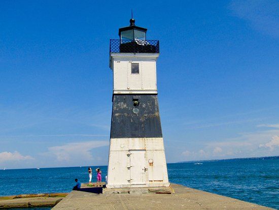Erie Harbor North Pier Light